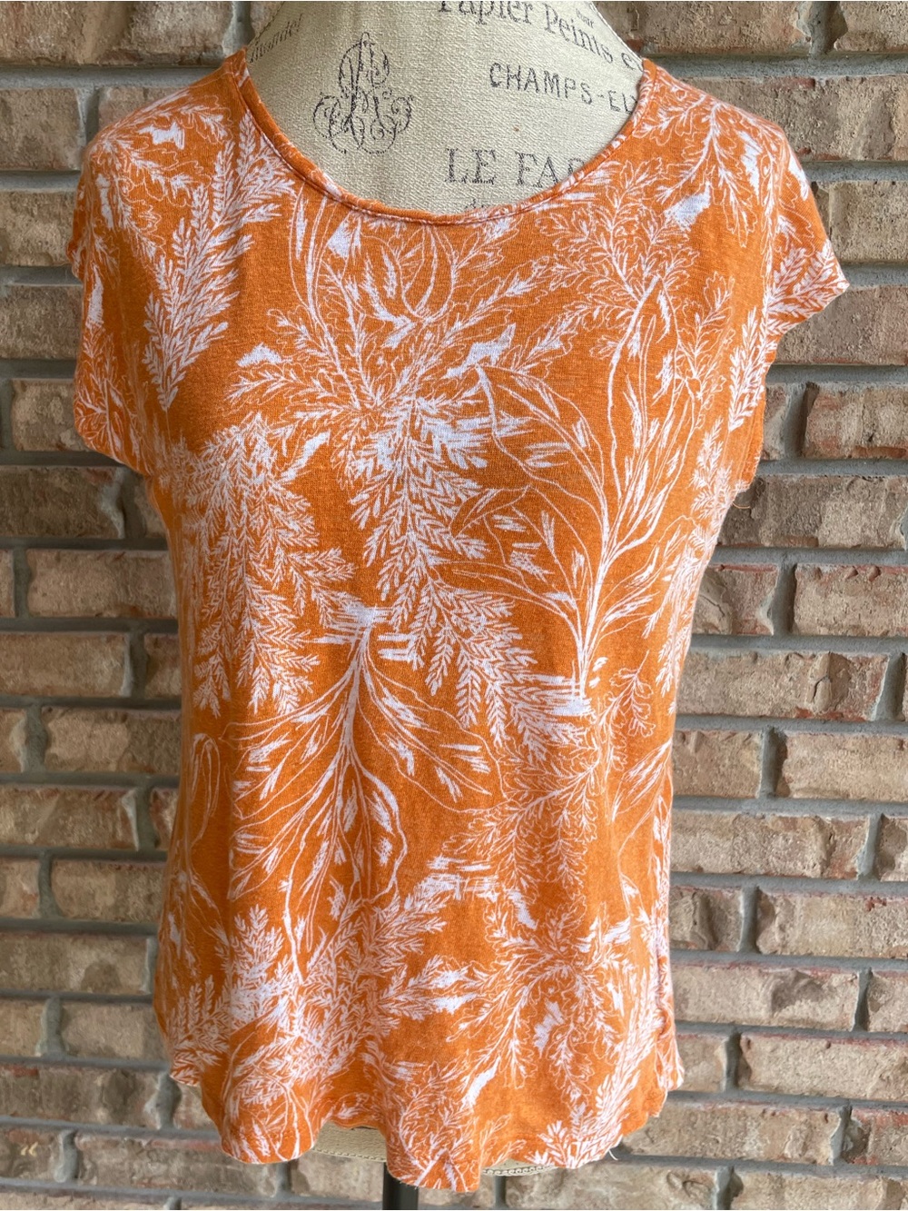 Tahari 100% Linen Orange Botanical Tropical Print Short Sleeve Top.